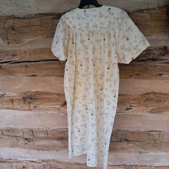 Carol's Collection Vintage Yellow Floral Short Sleeved Snap Front Gown Size 1XL - Picture 5 of 7